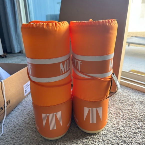 Brand New MOON BOOTS ICON ORANGE NYLON – Unworn + Bonus Bag! 🚀